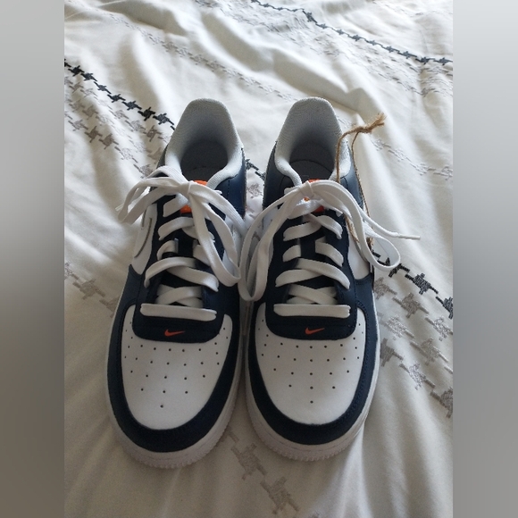 NWOB  NIKE GRADE SCHOOL AIR FORCE 1 LV8 Kids - Picture 4 of 7